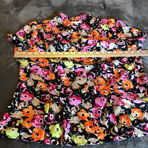 Women’s size medium polyester Dana Buchman button down multi colored shirt - Picture 4 of 7